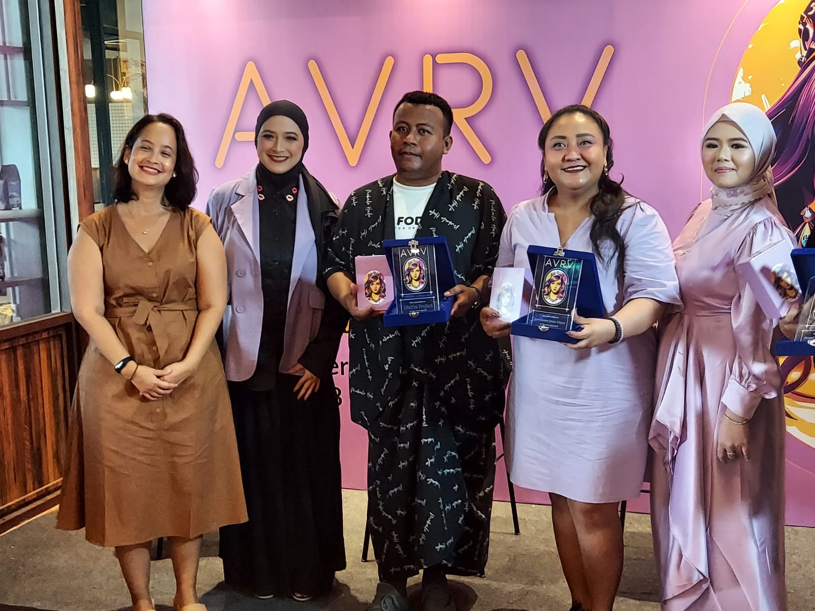 Andhara Early  gunakan parfum tak hanya di tubuh, tapi juga pada kerudungnya