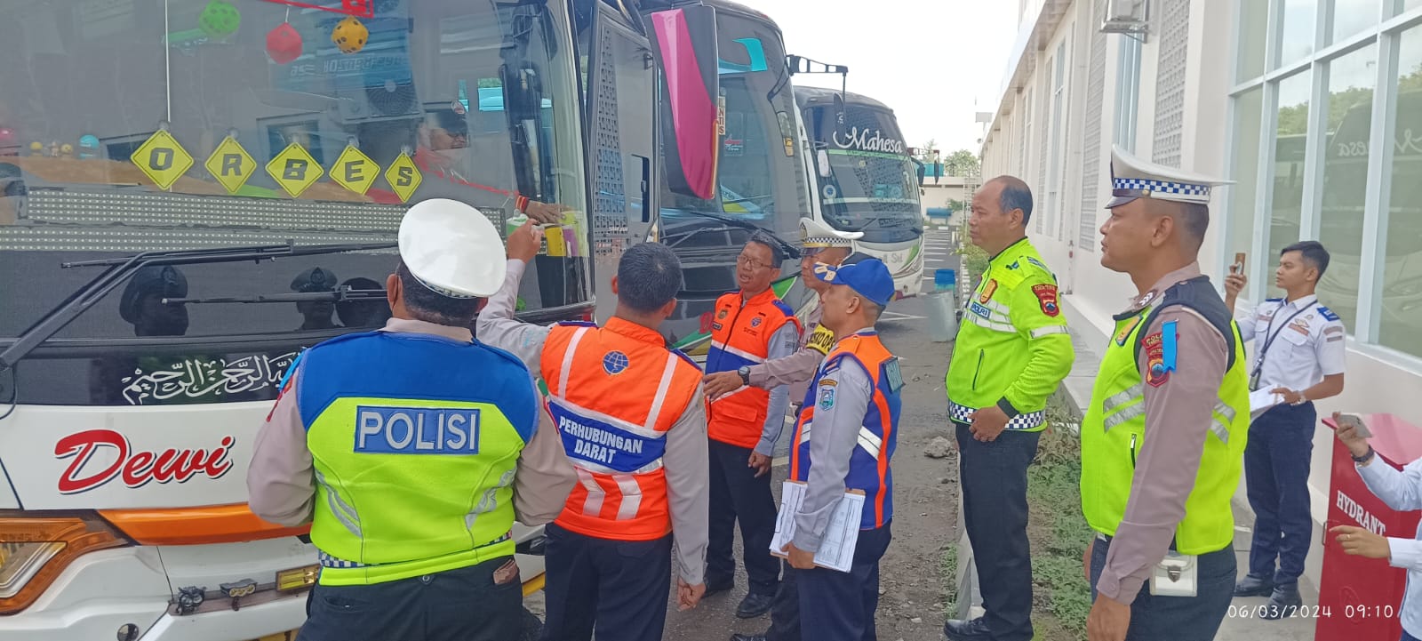 Polres Tegal Kota gelar ramp check kelaikan kendaraan di Terminal Bus Tipe A Polres Tegal Kota gelar ramp check kelaikan kendaraan di Terminal Bus Tipe A