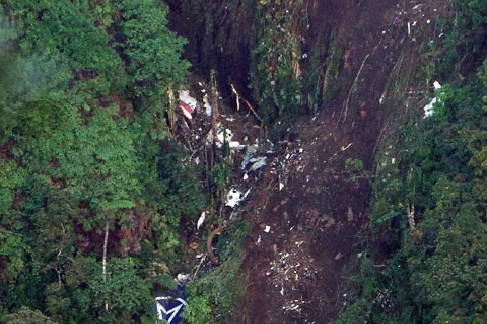 9 Mei 2012 : Tragedi kecelakan pesawat Sukhoi Superjet 100 di Gunung Salak 9 Mei 2012 : Tragedi kecelakan pesawat Sukhoi Superjet 100 di Gunung Salak