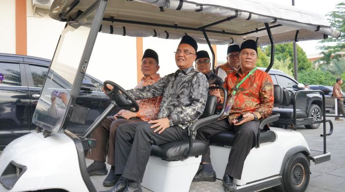 Kepala UPT Asrama Haji Medan terima mobil golf dari wali kota Medan Kepala UPT Asrama Haji Medan terima mobil golf dari wali kota Medan