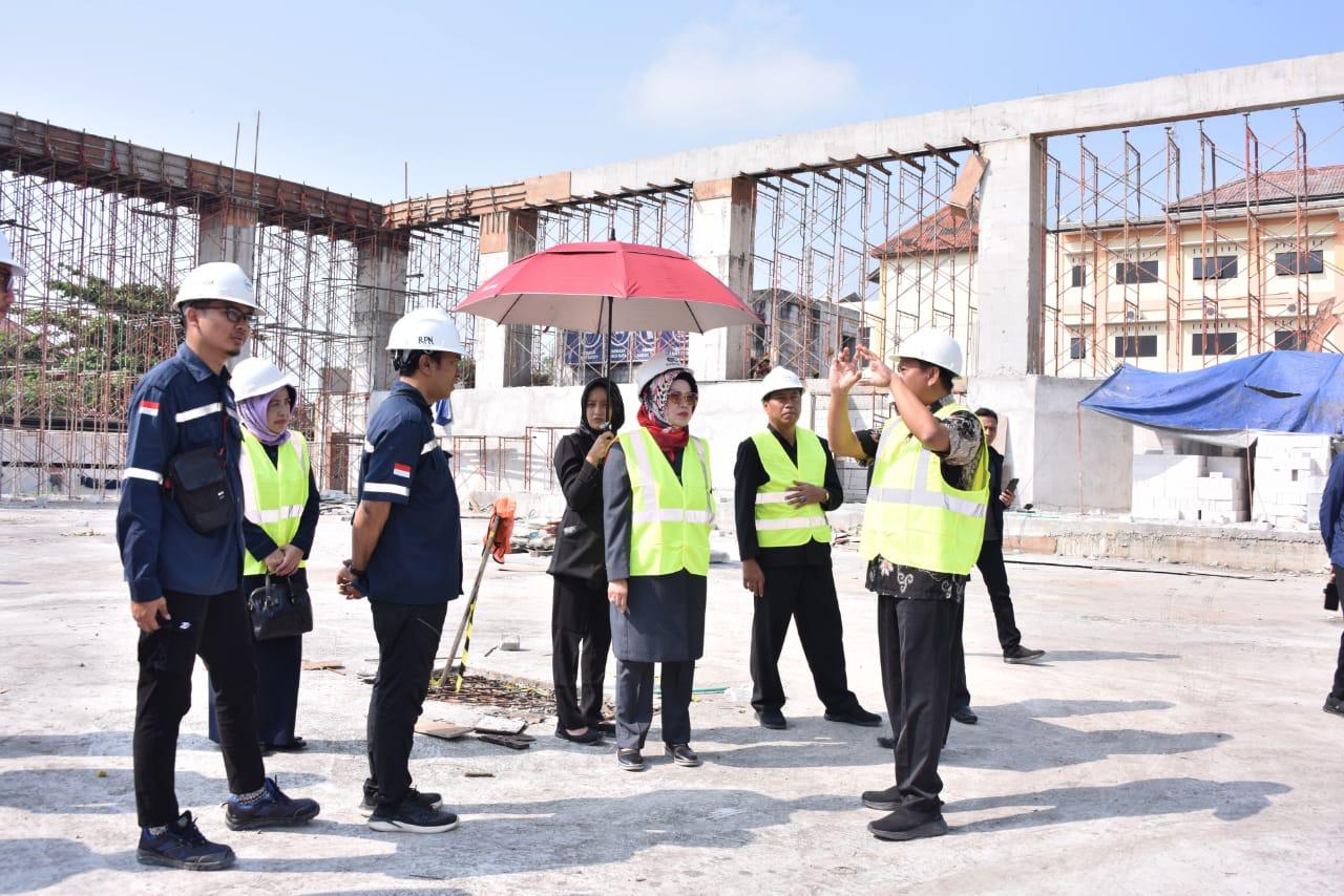 Sidak proyek daerah senilai Rp40 miliar. Bupati Etik sebut pekerjaan masih sesuai jadwal Sidak proyek daerah senilai Rp40 miliar. Bupati Etik sebut pekerjaan masih sesuai jadwal