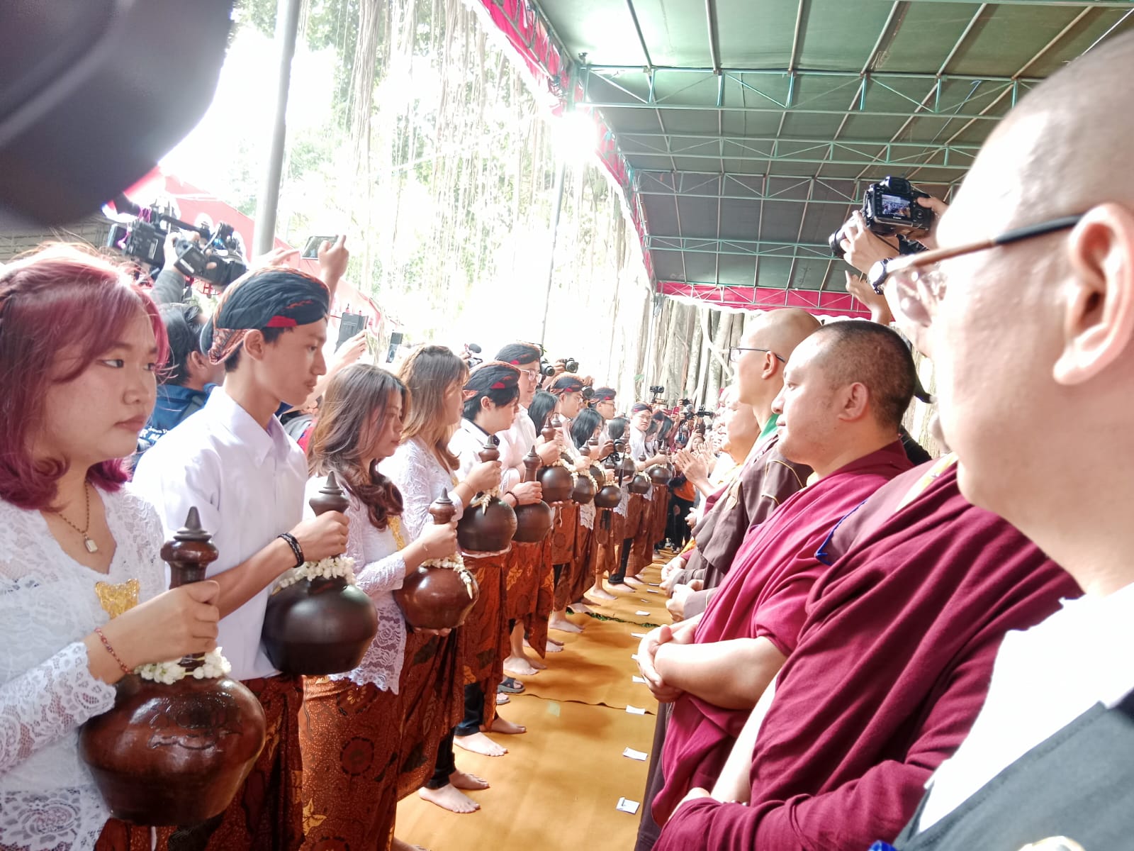 Jelang Waisak, air berkah dari Umbul Jumprit disemayamkan di Candi Mendut Jelang Waisak, air berkah dari Umbul Jumprit disemayamkan di Candi Mendut