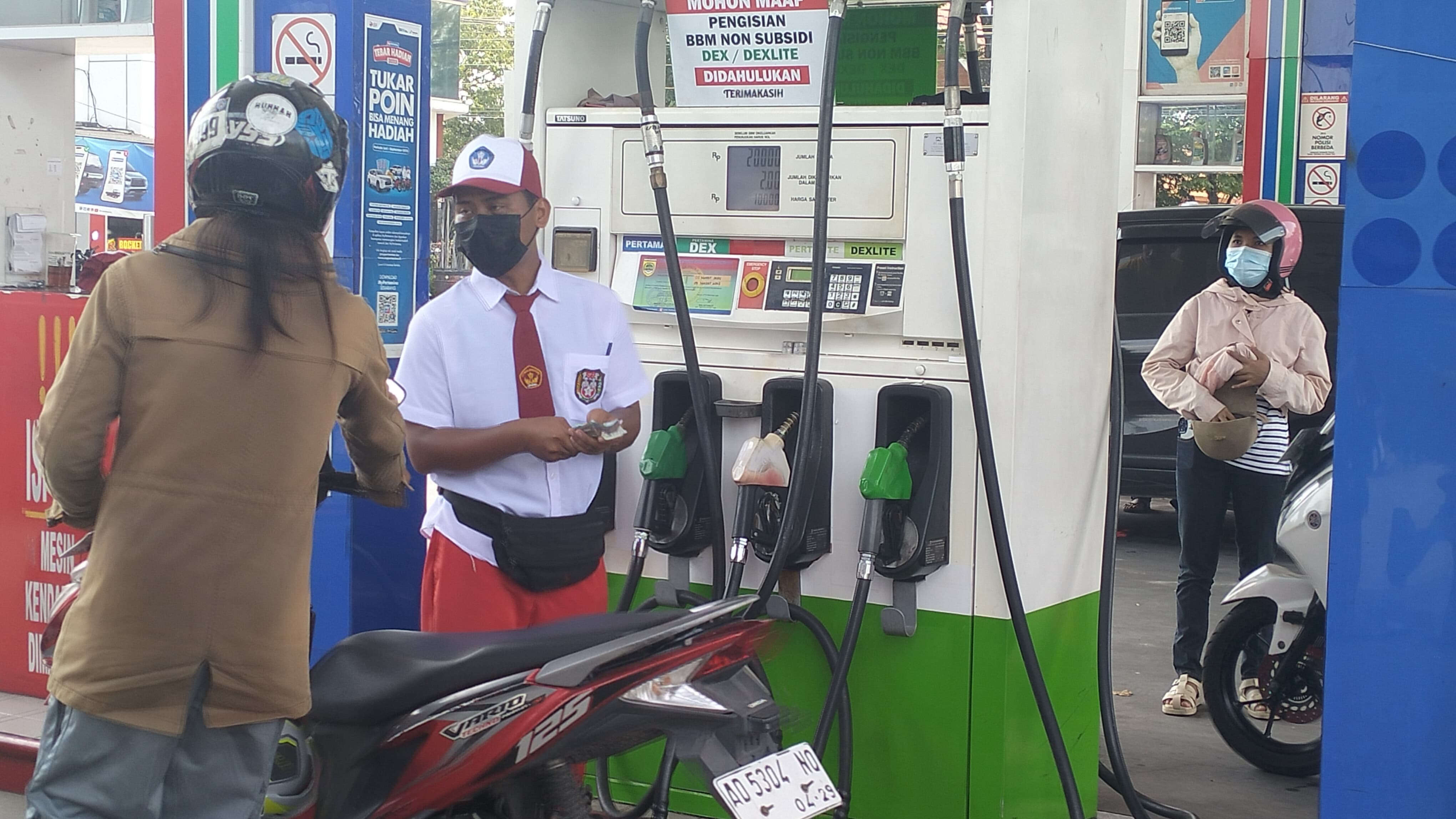 Peringati Hardiknas, petugas SPBU Jombor layani pelanggan berseragam SD Peringati Hardiknas, petugas SPBU Jombor layani pelanggan berseragam SD