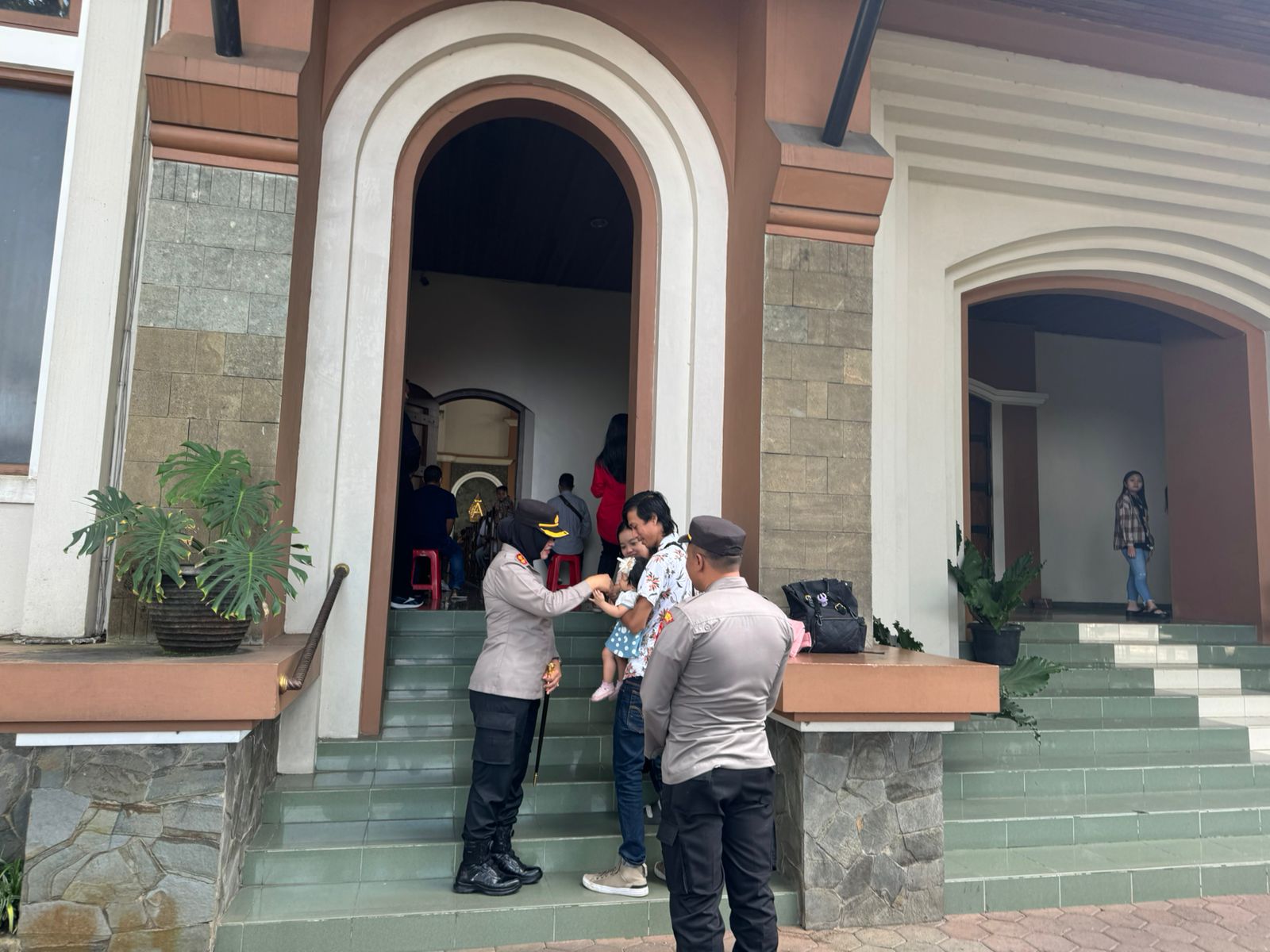 146 personil Polres Salatiga beri pengamanan ibadah Kenaikan Yesus Kristus 146 personil Polres Salatiga beri pengamanan ibadah Kenaikan Yesus Kristus