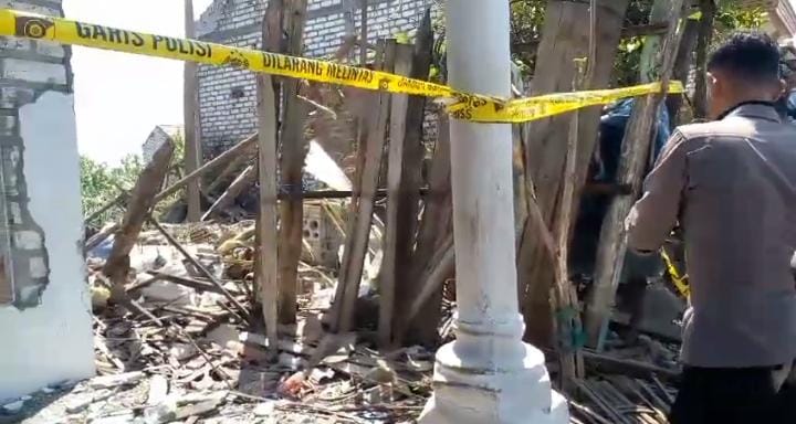 Satu rumah hancur dan satu orang tewas akibat ledakan di Pasuruan Satu rumah hancur dan satu orang tewas akibat ledakan di Pasuruan