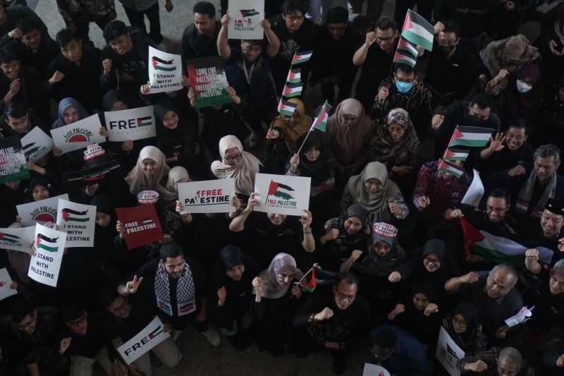 Civitas academica UM Surabaya kembali gelar aksi bela Palestina Civitas academica UM Surabaya kembali gelar aksi bela Palestina