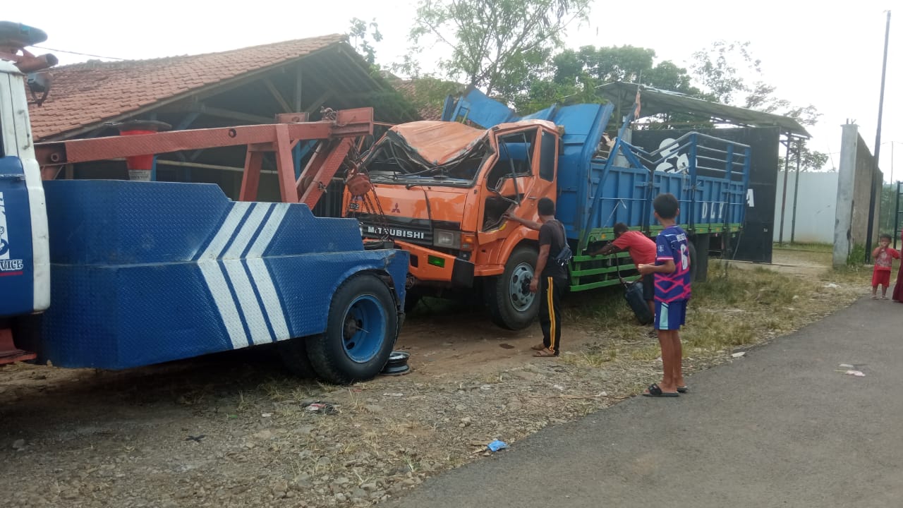 Diduga hilang kendali, truk fuso tabrak empat kendaraan, dua tewas, enam luka-luka Diduga hilang kendali, truk fuso tabrak empat kendaraan, dua tewas, enam luka-luka