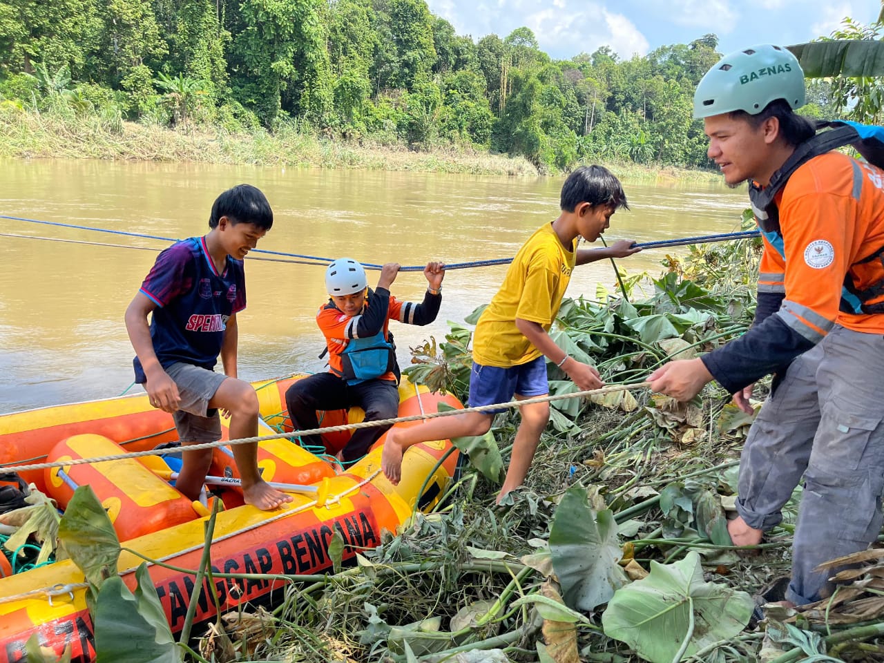 BAZNAS RI terjunkan Tim BTB bantu korban banjir di OKU BAZNAS RI terjunkan Tim BTB bantu korban banjir di OKU