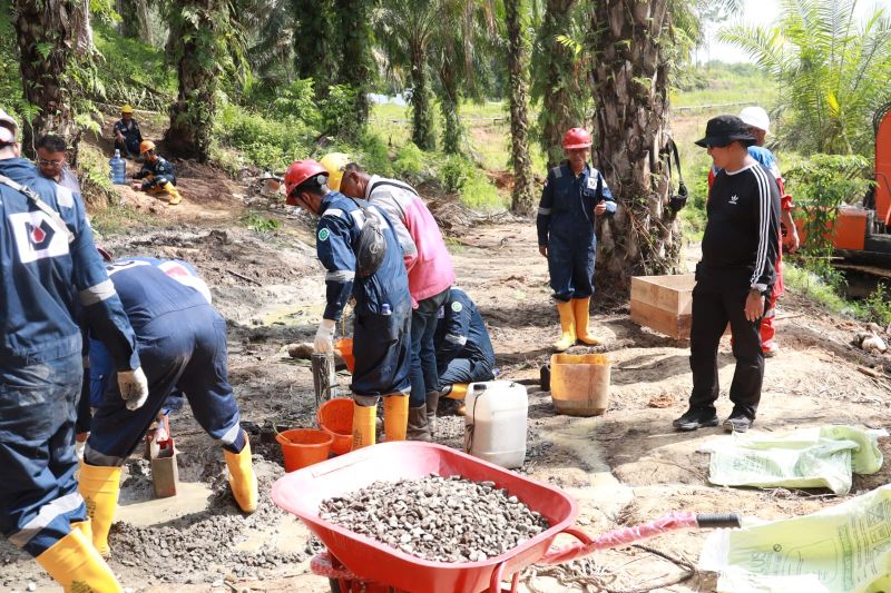 Polda Jambi beserta tim gabungan telah menutup ratusan sumur minyak ilegal Polda Jambi beserta tim gabungan telah menutup ratusan sumur minyak ilegal