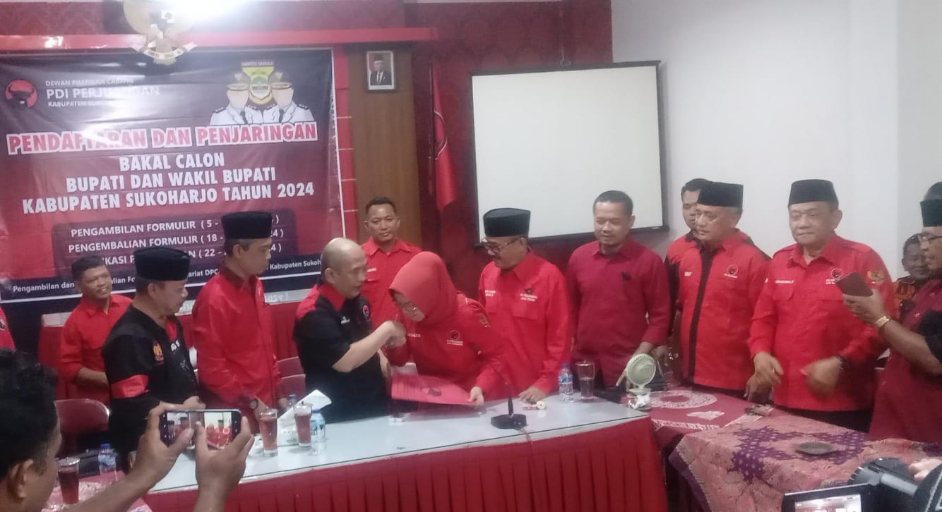 DPC PDIP Sukoharjo terima berkas formulir pendaftaran calon bupati dari dua kader petahana DPC PDIP Sukoharjo terima berkas formulir pendaftaran calon bupati dari dua kader petahana