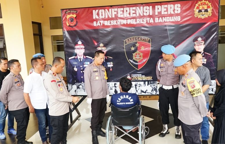 Dengan waktu empat jam Polresta Bandung berhasil meringkus tiga pelaku pembunuhan Dengan waktu empat jam Polresta Bandung berhasil meringkus tiga pelaku pembunuhan
