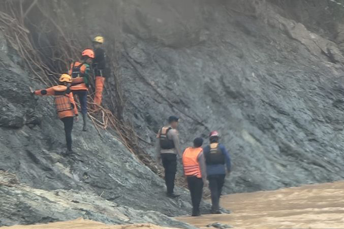 Basarnas bagi lima tim cari anak korban banjir yang hilang di Luwu Basarnas bagi lima tim cari anak korban banjir yang hilang di Luwu