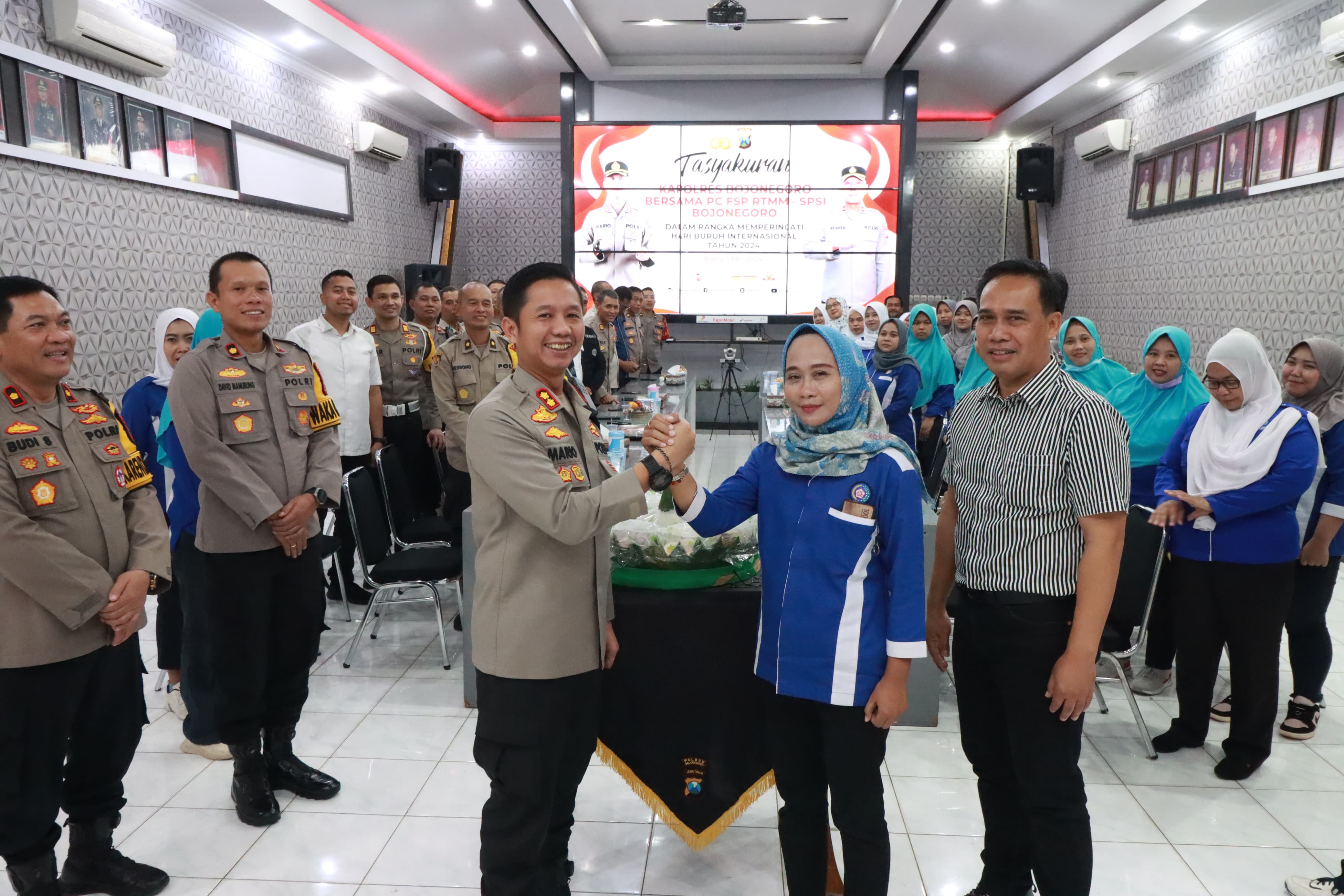 Peringati May Day, Polres Bojonegoro gelar tasyakuran bersama SPSI Peringati May Day, Polres Bojonegoro gelar tasyakuran bersama SPSI