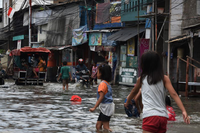 BPBD DKI siagakan perahu dan pelampung di kelurahan rawan banjir rob BPBD DKI siagakan perahu dan pelampung di kelurahan rawan banjir rob