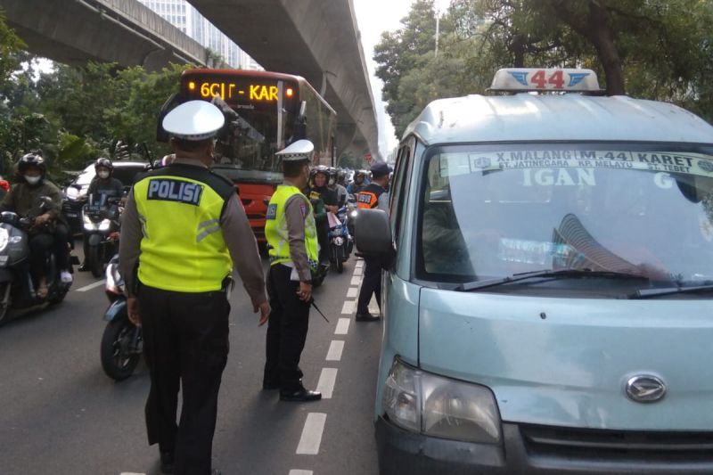 Pada hari Sabtu layanan SIM keliling Jakarta ada di lima lokasi Pada hari Sabtu layanan SIM keliling Jakarta ada di lima lokasi