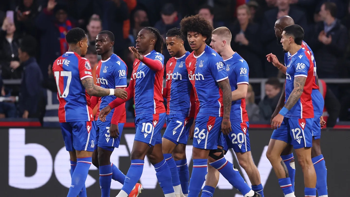 Manchester United dipermalukan dalam kekalahan telak 4-0 dari Crystal Palace Manchester United dipermalukan dalam kekalahan telak 4-0 dari Crystal Palace
