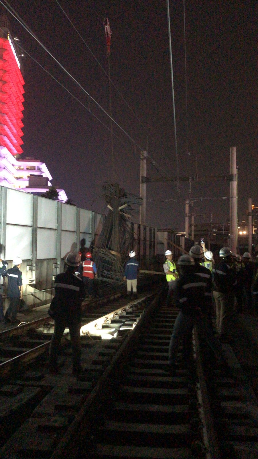 Duarr! Rangkaian besi terjatuh di jalur menyenggol gerbong MRT, seluruh penumpang dievakuasi Duarr! Rangkaian besi terjatuh di jalur menyenggol gerbong MRT, seluruh penumpang dievakuasi