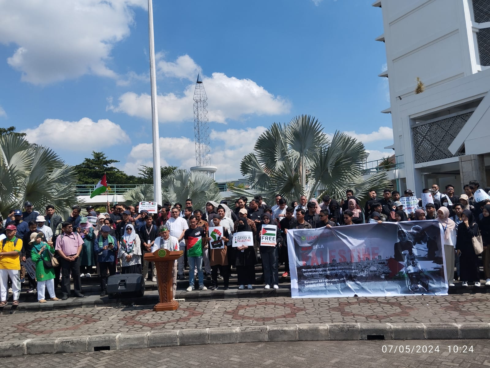 Civitas akademika UMY gelar aksi bela Palestina dan mengutuk Israel Civitas akademika UMY gelar aksi bela Palestina dan mengutuk Israel