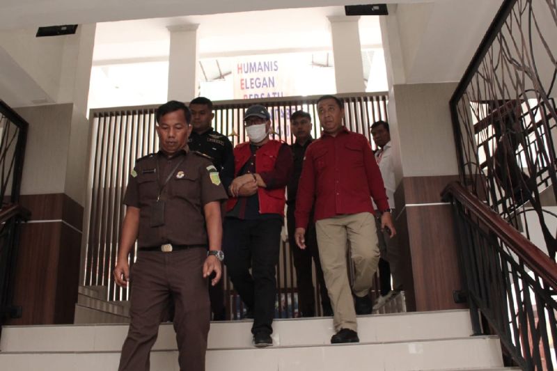 Kejati terima limpahan kasus mantan camat Harian dari Kejari Samosir Kejati terima limpahan kasus mantan camat Harian dari Kejari Samosir