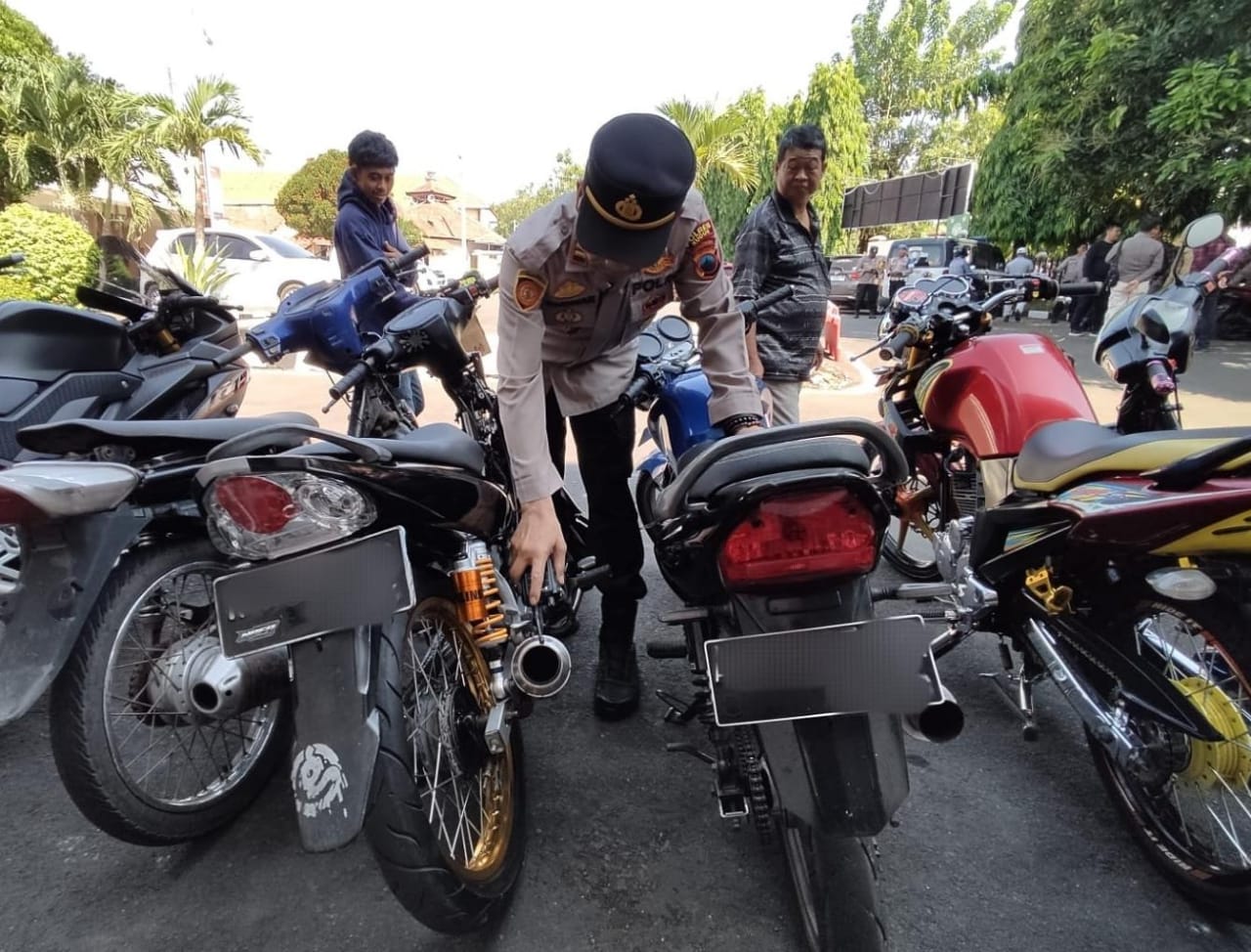 Puluhan sepeda motor di Kudus terjaring razia knalpot brong Puluhan sepeda motor di Kudus terjaring razia knalpot brong