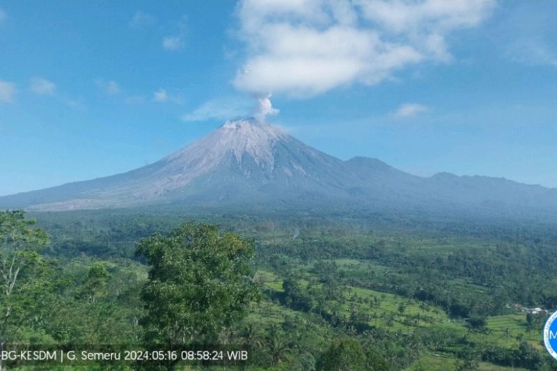 Gunung Semeru dua kali erupsi pada Kamis pagi Gunung Semeru dua kali erupsi pada Kamis pagi