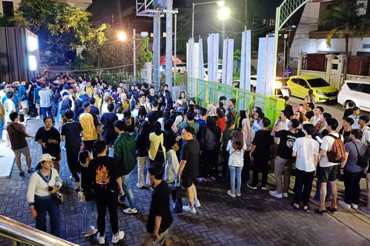 Suporter rela antre demi foto bareng pebasket Dewa United Banten Suporter rela antre demi foto bareng pebasket Dewa United Banten