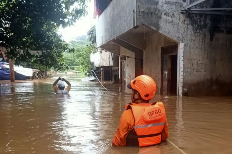 17 KK di Jaktim ngungsi akibat Kali Ciliwung meluap