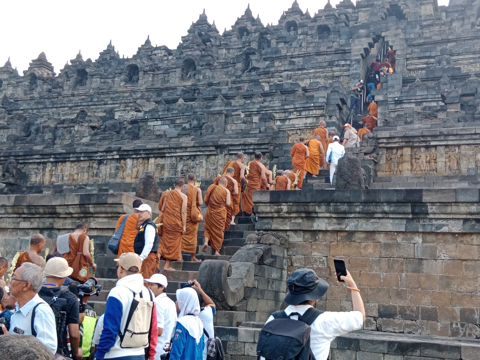 Jelang Waisak, puluhan Bhiku Tudong akhiri perjalanan spiritual di Candi Borobudur Jelang Waisak, puluhan Bhiku Tudong akhiri perjalanan spiritual di Candi Borobudur