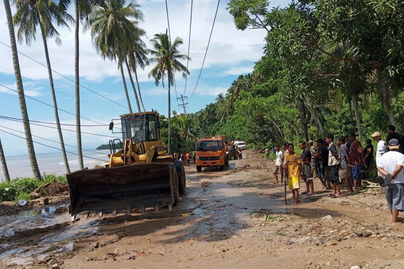 Akses jalan Trans Sulawesi di Parimo terputus akibat banjir Akses jalan Trans Sulawesi di Parimo terputus akibat banjir