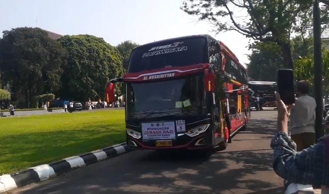 Lambaian tangan keluarga iringi ribuan JCH Kudus berangkat ke Asrama Haji Donohudan Lambaian tangan keluarga iringi ribuan JCH Kudus berangkat ke Asrama Haji Donohudan