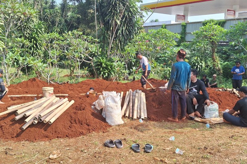 Pemkot Depok siapkan 10 liang lahat korban kecelakaan bus di Subang Pemkot Depok siapkan 10 liang lahat korban kecelakaan bus di Subang