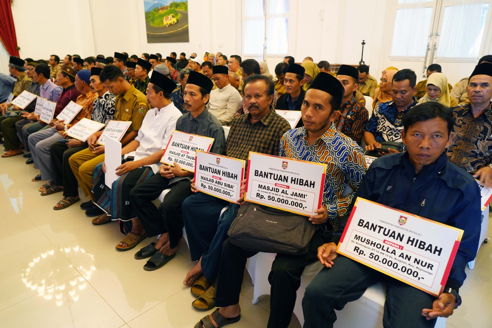 Pemkab Boyolali serahkan bantuan hibah ke sejumlah tempat ibadah, badan dan lembaga sosial Pemkab Boyolali serahkan bantuan hibah ke sejumlah tempat ibadah, badan dan lembaga sosial