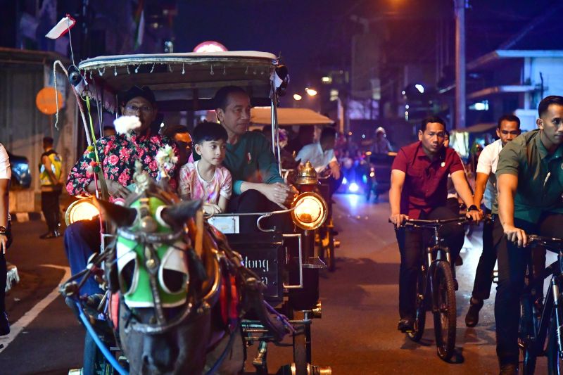 Presiden Jokowi manfaatkan waktu libur dengan cucu naik andong keliling Malioboro Presiden Jokowi manfaatkan waktu libur dengan cucu naik andong keliling Malioboro