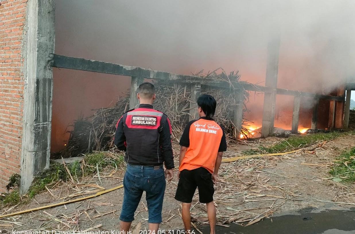 Gudang pengilingan tebu di Desa Cranggang Kudus ludes terbakar Gudang pengilingan tebu di Desa Cranggang Kudus ludes terbakar
