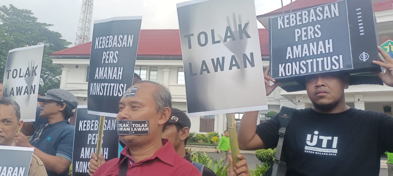 100 jurnalis Malangraya gelar aksi tolak revisi RUU Penyiaran 100 jurnalis Malangraya gelar aksi tolak revisi RUU Penyiaran