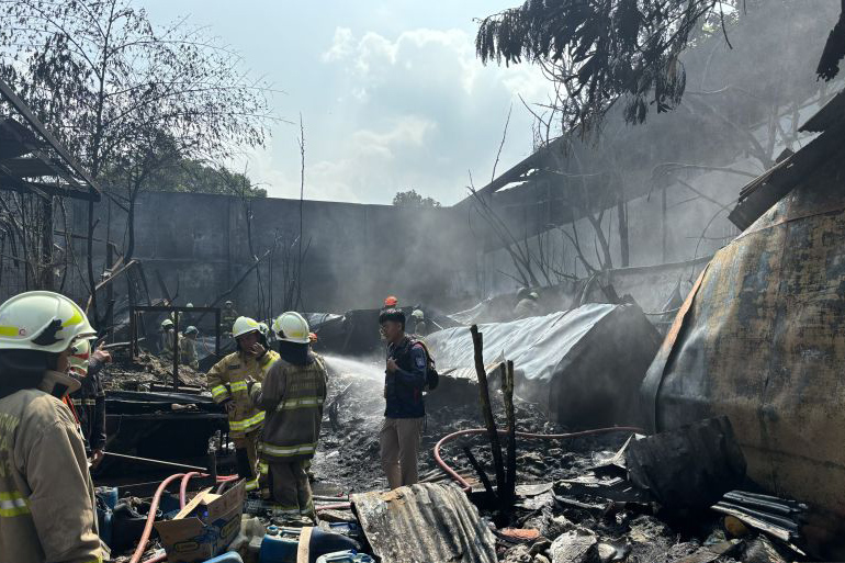 Pemkot Bandung kerahkan 10 armada padamkan api pabrik limbah plastik Pemkot Bandung kerahkan 10 armada padamkan api pabrik limbah plastik