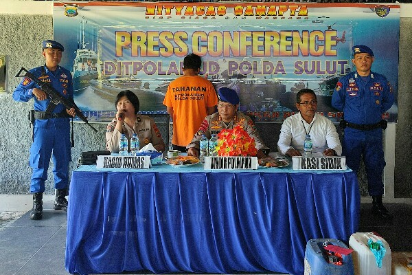 Ditpolairud Polda Sulut bongkar praktik penyalahgunaan minyak tanah di Teluk Manado Ditpolairud Polda Sulut bongkar praktik penyalahgunaan minyak tanah di Teluk Manado