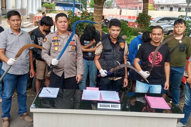 Polisi Jambi tangkap lima pemuda kelompok berandal bermotor Polisi Jambi tangkap lima pemuda kelompok berandal bermotor
