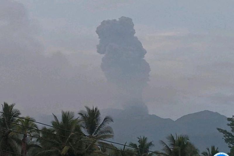 Gunung Dukono erupsi, hembuskan abu vulkanik setinggi 1,2 kilometer
