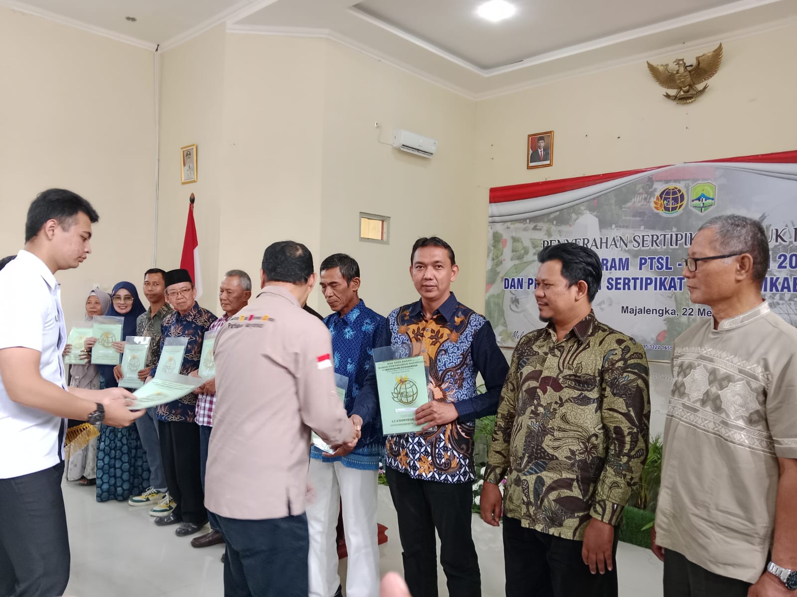 BPN Majalengka serahkan ratusan sertipikat milik masyarakat dan aset Pemda BPN Majalengka serahkan ratusan sertipikat milik masyarakat dan aset Pemda