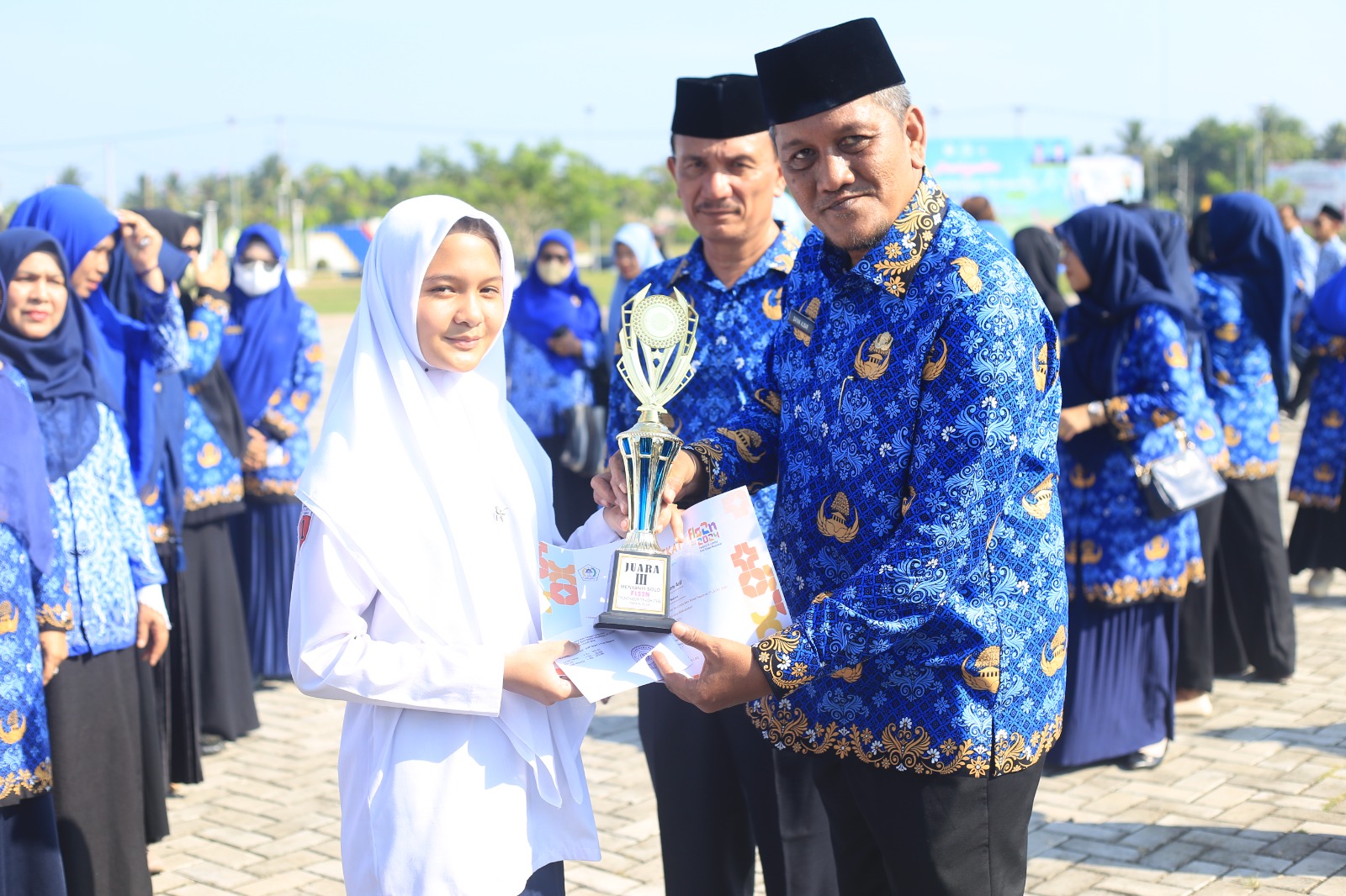 Hardiknas, Sekda Aceh Utara serahkan penghargaan untuk sekolah dan pelajar berprestasi Hardiknas, Sekda Aceh Utara serahkan penghargaan untuk sekolah dan pelajar berprestasi