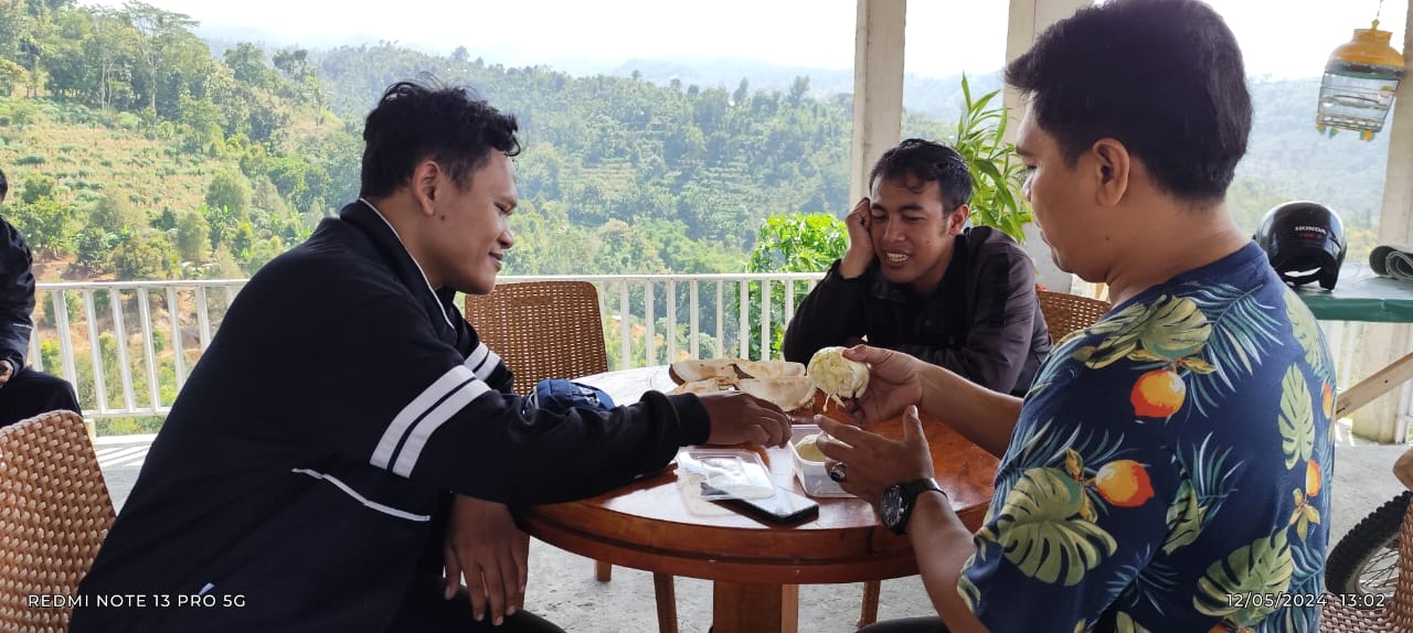 Nikmatnya sensasi makan durian di lereng kaki Gunung Wilis Nikmatnya sensasi makan durian di lereng kaki Gunung WilisÂ