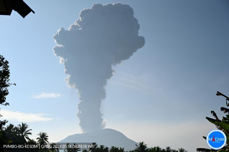 Gunung Ibu hembuskan awan abu vulkanik setinggi empat kilometer