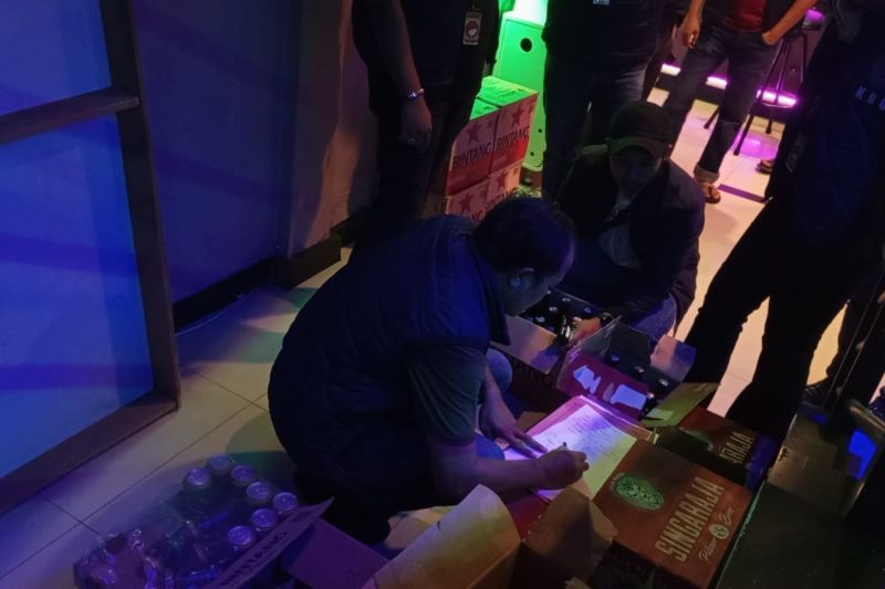 Polresta Jambi sita puluhan kotak minuman alkohol dari tempat karaoke Polresta Jambi sita puluhan kotak minuman alkohol dari tempat karaoke