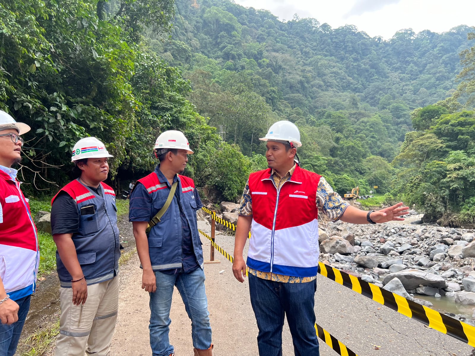 Pascabanjir lahar dingin, Executive GM Pertamina tinjau langsung distribusi energi BBM Pascabanjir lahar dingin, Executive GM Pertamina tinjau langsung distribusi energi BBM