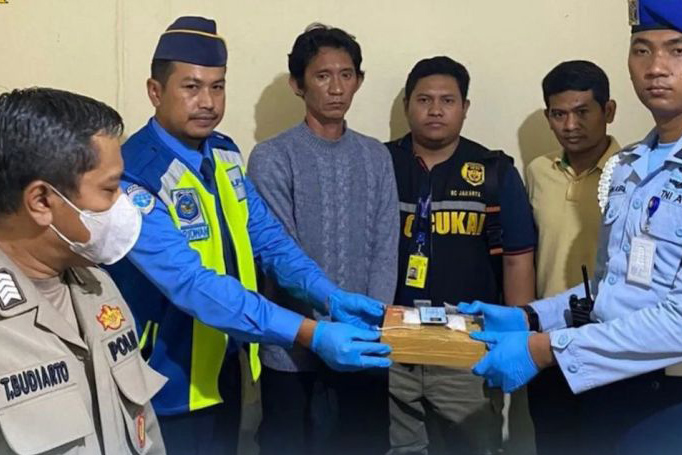Polisi Militer Lanud Halim tangkap calon penumpang yang bawa sabu Polisi Militer Lanud Halim tangkap calon penumpang yang bawa sabu