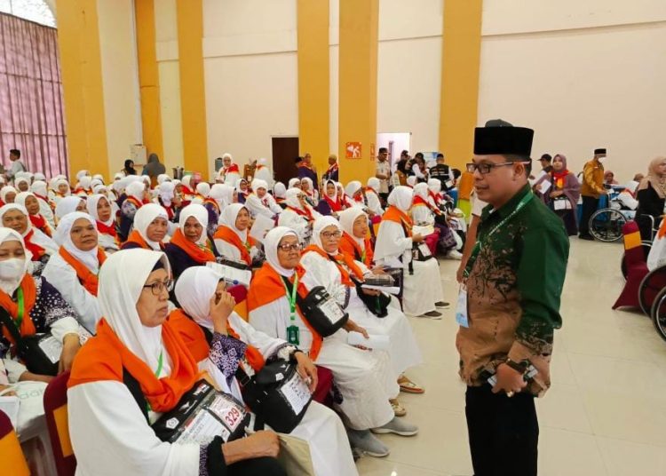 Pemkab Sergai berikan tali asih kepada petugas haji daerah Pemkab Sergai berikan tali asih kepada petugas haji daerah