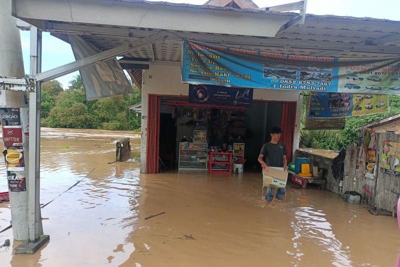 Banjir bandang terjang Ogan Komering Ulu Banjir bandang terjang Ogan Komering Ulu