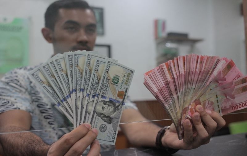 Rupiah turun imbas pernyataan pejabat Fed terkait arah suku bunga FFR