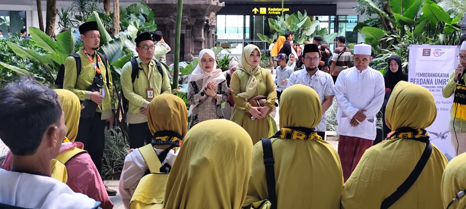 Pertama kali, puluhan jamaah umroh diberangkatkan via Bandara Internasional Dhoho Kediri Pertama kali, puluhan jamaah umroh diberangkatkan via Bandara Internasional Dhoho Kediri